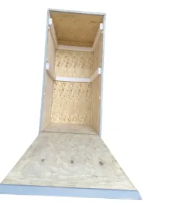 Thùng gỗ có cầu thang dốc